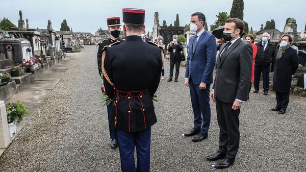 Pedro Sánchez con Emmanuel Macron en Montauban, frente a la tumba de Manuel Azaña - Sputnik Mundo
