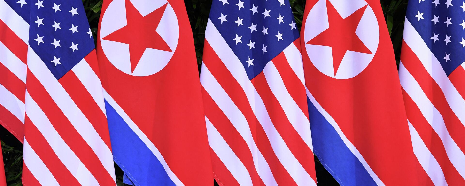 Banderas de EEUU y de Corea del Norte - Sputnik Mundo, 1920, 15.03.2021