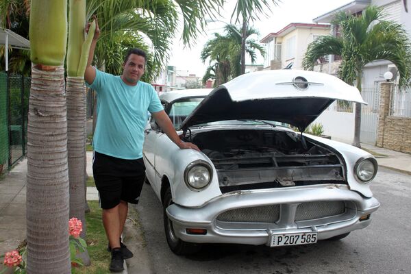 Rosmel Monserrate, junto a su Oldsmobile Super 88 sedan Holiday 1956 - Sputnik Mundo