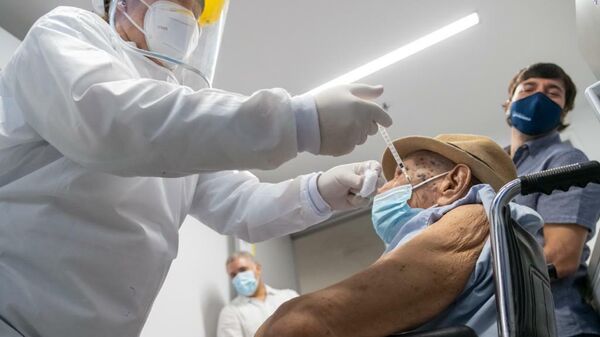 Adel Mass Arcón, persona número un millón en ser vacunada contra COVID-19 en Colombia - Sputnik Mundo