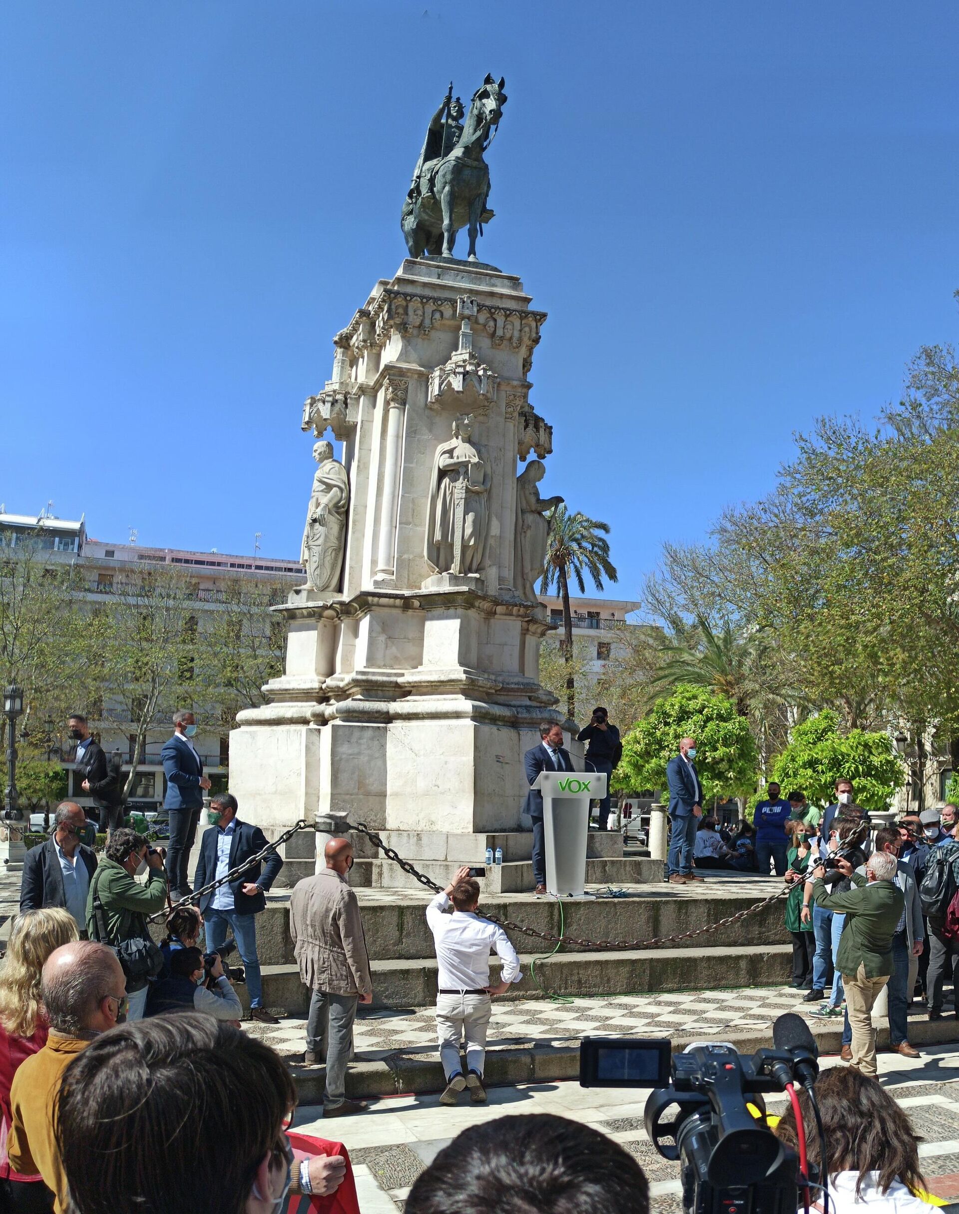 Santiago Abascal bajo la estatua de San Fernando, Sevilla - Sputnik Mundo, 1920, 18.03.2021