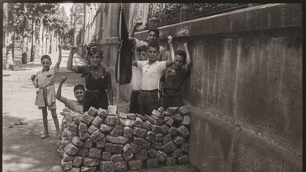 Barricada infantil detrás de la Universitat de Barcelona, agosto de 1936 - Sputnik Mundo