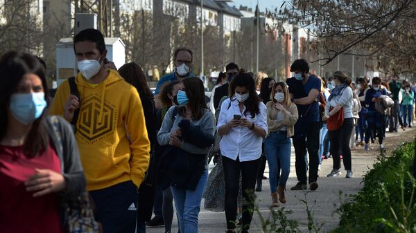 Docentes universitarios hacen cola para vacunarse en Sevilla - Sputnik Mundo