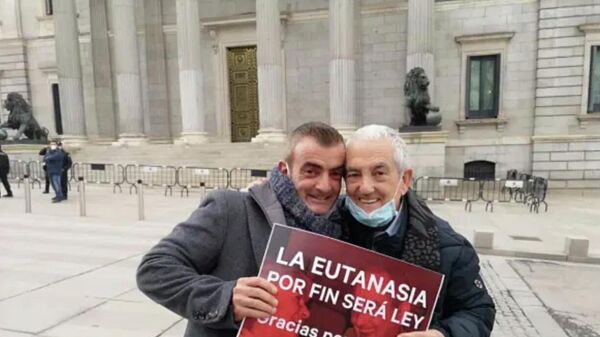 Txema Lorente y su hijo en la puerta del Congreso de los Diputados en Madrid - Sputnik Mundo