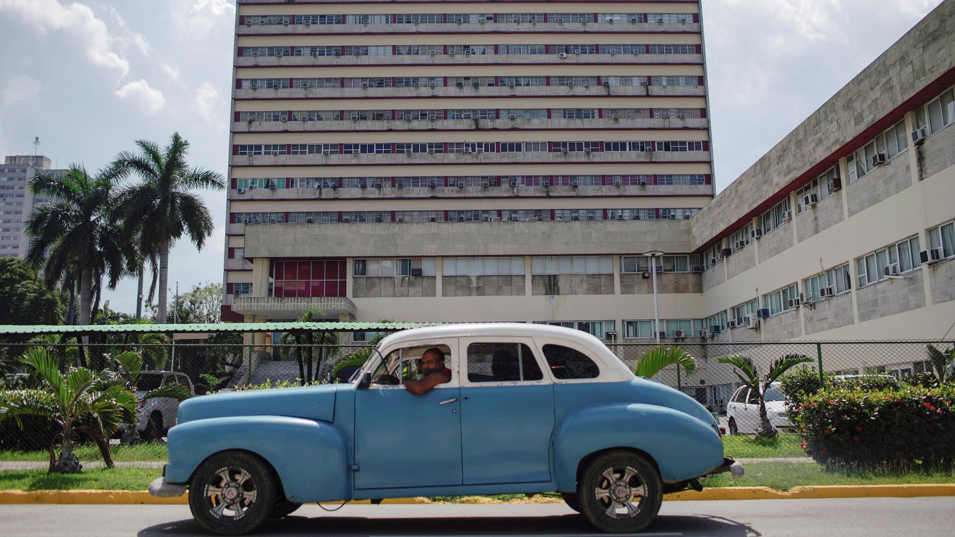 Un coche en la Habana, Cuba - Sputnik Mundo, 1920, 18.03.2021
