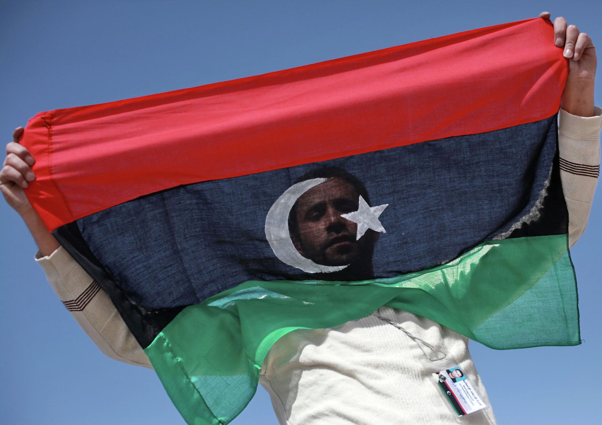 Un opositor con la bandera de Libia - Sputnik Mundo, 1920, 19.03.2021