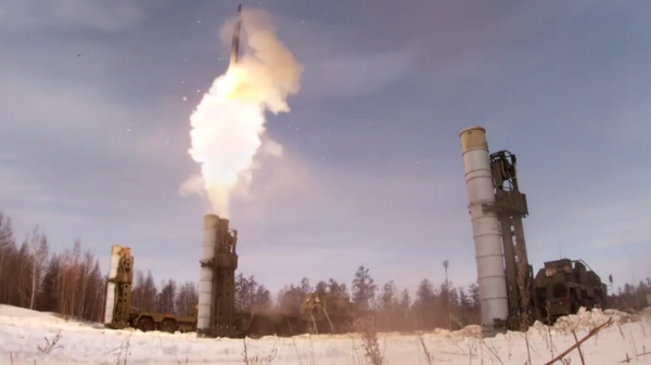 Los sistemas S-400 y Buk rusos lanzan sus misiles contra objetivos - Sputnik Mundo