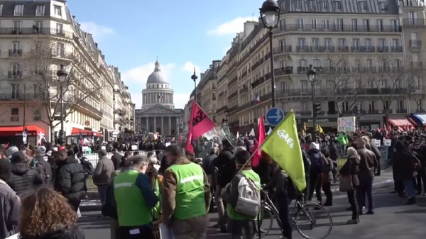 Los manifestantes salen a las calles de París para protestar por el racismo y la brutalidad policial - Sputnik Mundo
