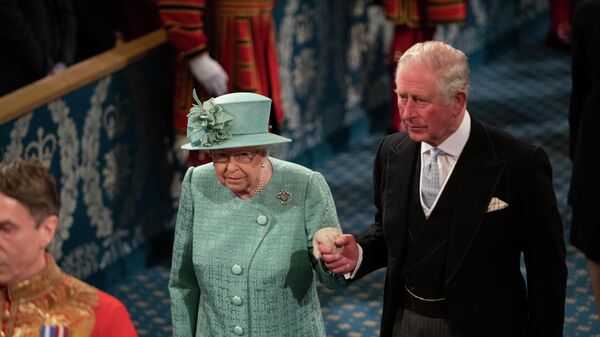 Isabel II, reina británica, y su hijo, el príncipe Carlos - Sputnik Mundo