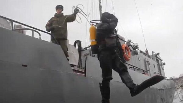 Unos buzos militares rusos disparan bajo el agua con pistolas submarinas - Sputnik Mundo