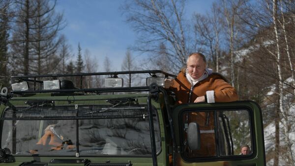 Vladímir Putin, presidente de Rusia, en su viaje por Siberia - Sputnik Mundo