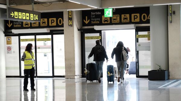 Viajeros saliendo del aeropuerto de Palma de Mallorca - Sputnik Mundo