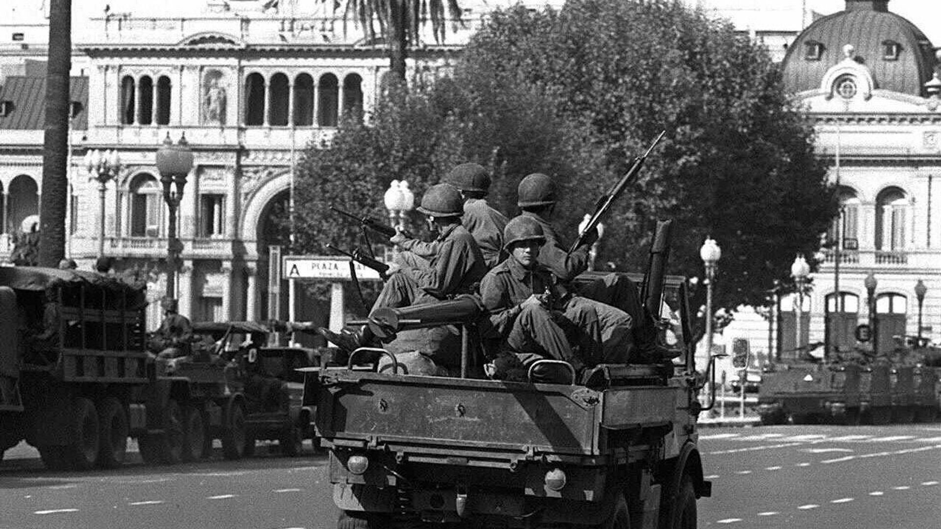 Soldados del ejército patrullan la Plaza de Mayo de Buenos Aires el 24 de marzo de 1976 - Sputnik Mundo, 1920, 24.03.2021
