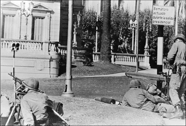 Soldados armados frente al Palacio de Gobierno de Buenos Aires, el 24 de marzo de 1976 - Sputnik Mundo