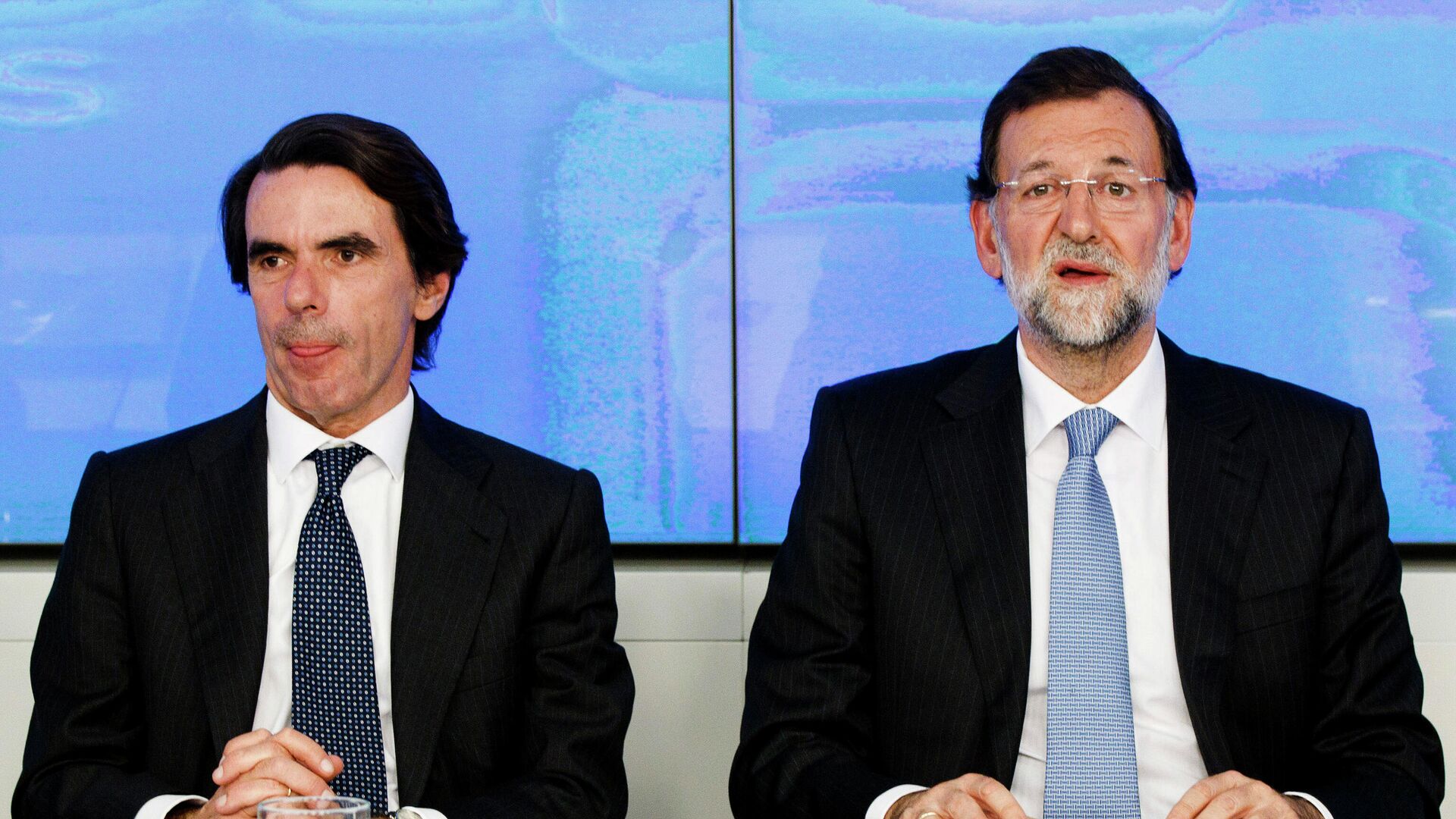 Los expresidentes del Gobierno español José María Aznar y Mariano Rajoy - Sputnik Mundo, 1920, 24.03.2021