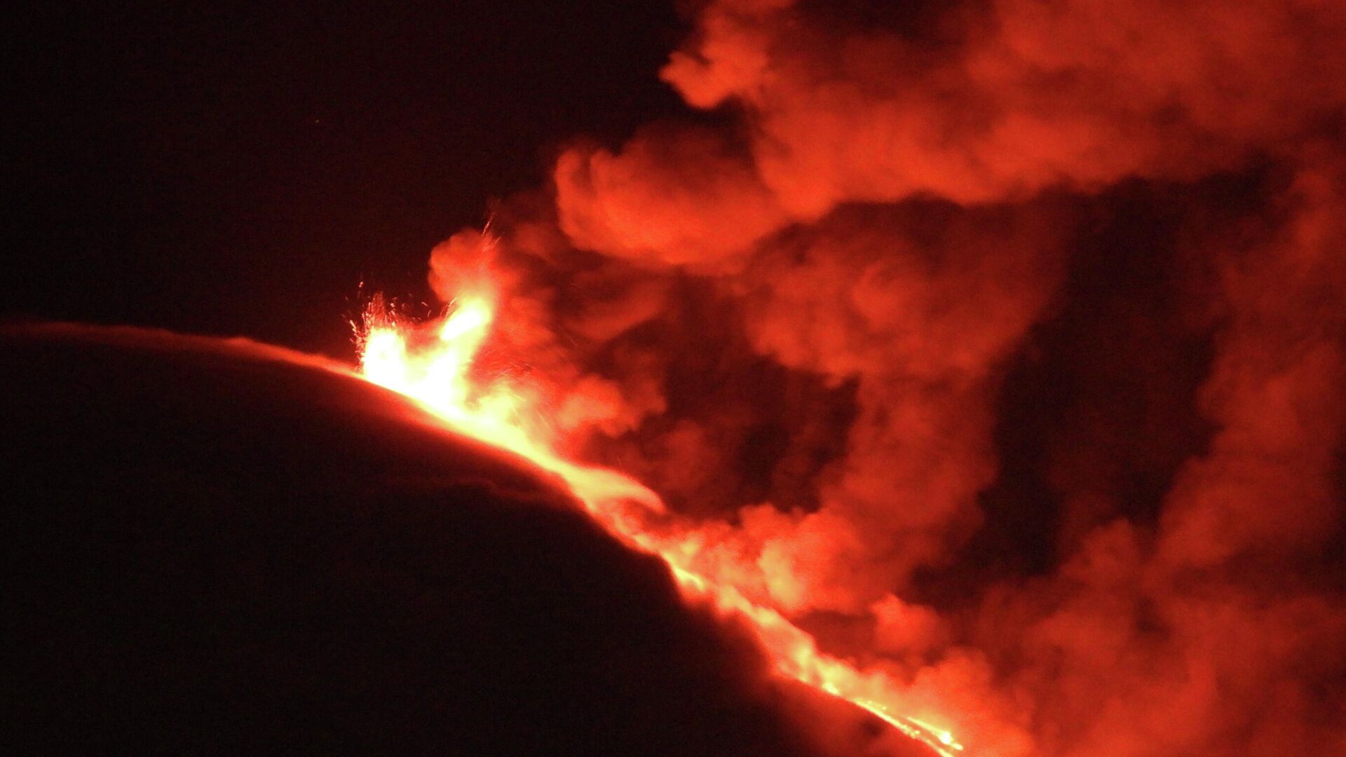 El volcán Etna durante una erupción el 10 de marzo - Sputnik Mundo, 1920, 24.03.2021