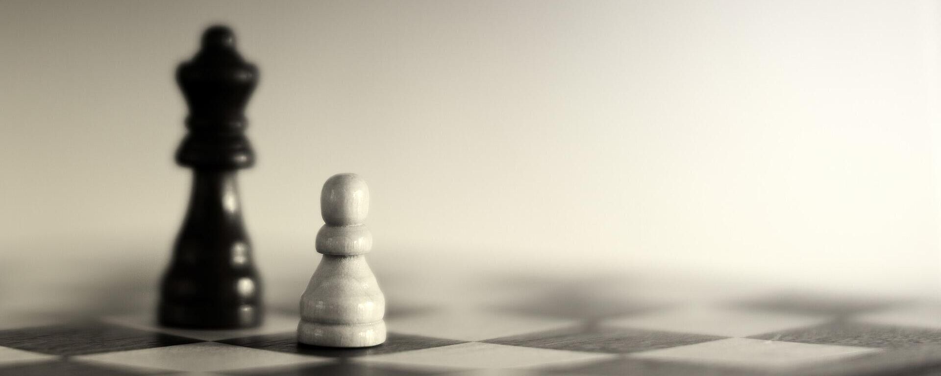 Un peón y una reina en el ajedrez. Imagen referencial - Sputnik Mundo, 1920, 24.03.2021