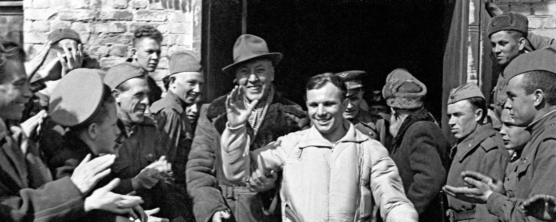 Yuri Gagarin, el primer cosmonauta del mundo, el día de su histórico vuelo al espacio. A la izquierda, Ata Mejrabanovich, ingeniero del programa espacial soviético - Sputnik Mundo, 1920, 12.04.2021