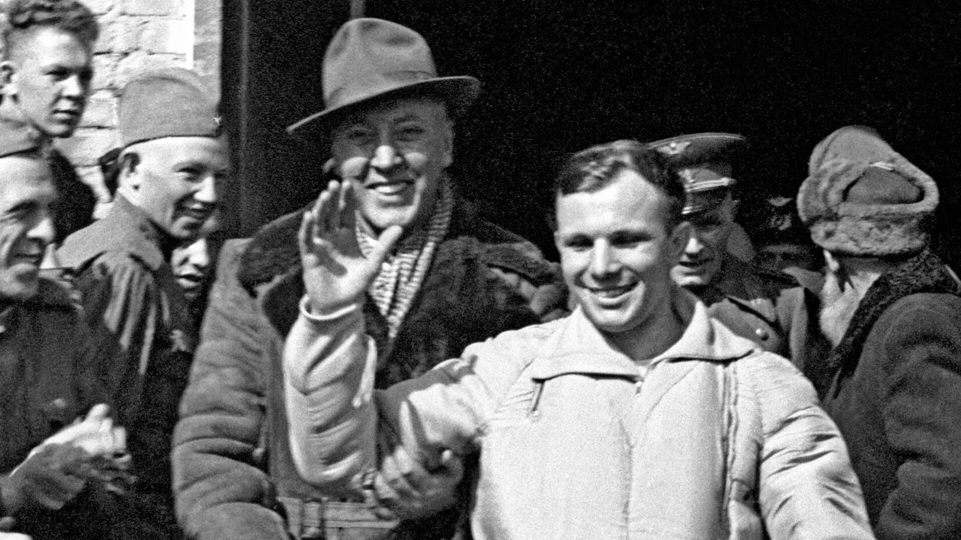 Yuri Gagarin, el primer cosmonauta del mundo, el día de su histórico vuelo al espacio. A la izquierda, Ata Mejrabanovich, ingeniero del programa espacial soviético - Sputnik Mundo, 1920, 25.03.2021