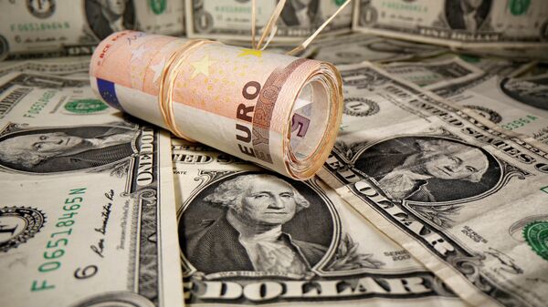 Unos billetes de euro enrollados se colocan sobre unos billetes de dólar - Sputnik Mundo