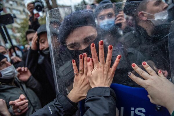 Momentos tensos entre los manifestantes y los agentes de Policía durante una manifestación en Estambul contra la salida de Turquía del Convenio sobre la Prevención y Lucha contra la Violencia contra la Mujer. - Sputnik Mundo