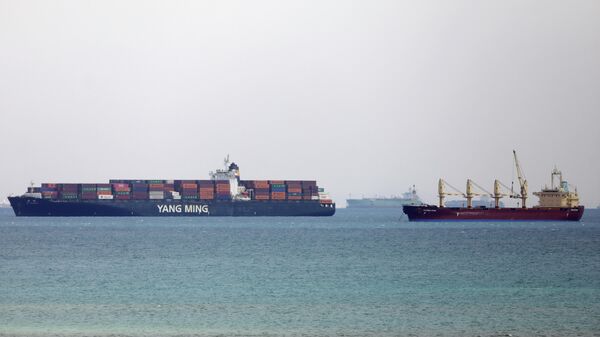 Barcos a la espera de transitar por el canal de Suez - Sputnik Mundo