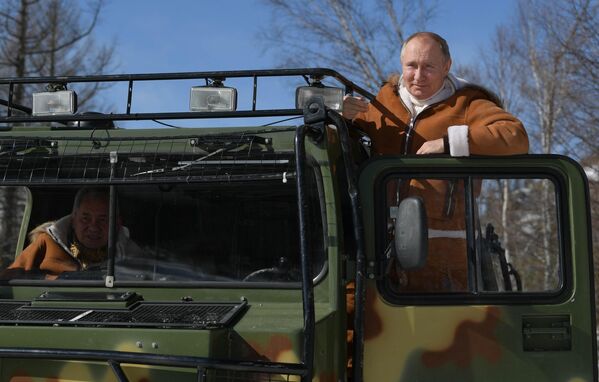 El presidente de Rusia, Vladímir Putin, conduce un todoterreno dando una vuelta por la taiga en Siberia.  - Sputnik Mundo
