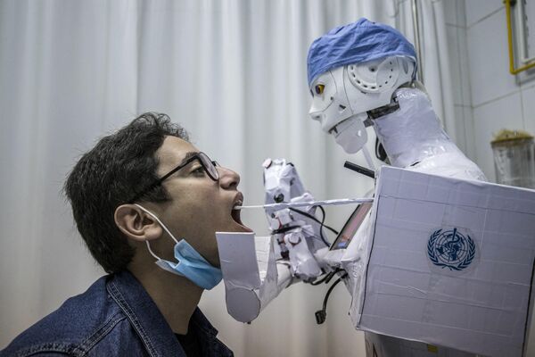 Un robot CIRA-03 controlado a distancia toma muestras para una prueba PCR en la ciudad de Tanta, Egipto. - Sputnik Mundo