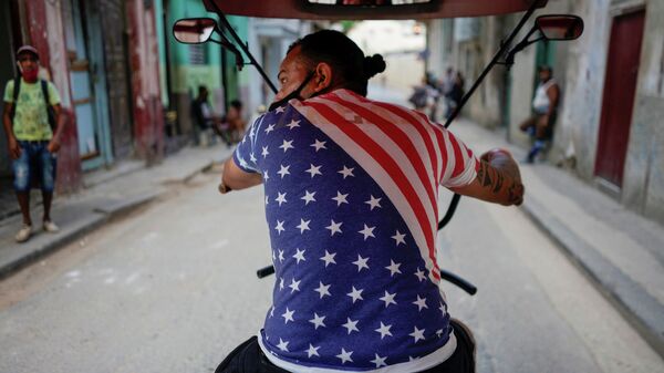 Un chico en bicicleta en la Habana, Cuba  - Sputnik Mundo