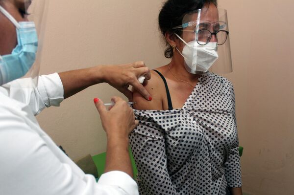 La estomatóloga Aida Martínez recibiendo la primera dosis de la vacuna cubana Soberana 02 - Sputnik Mundo