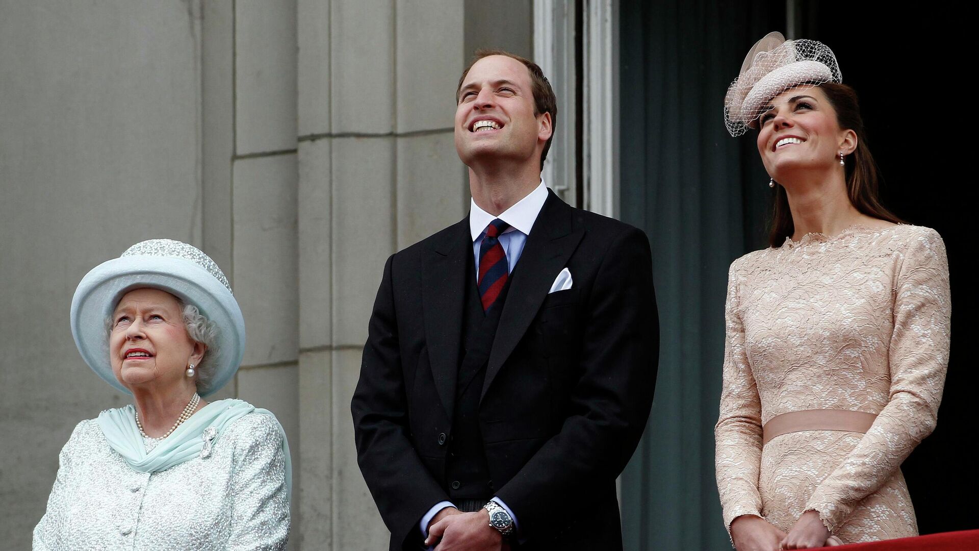 La reina Isabel II junto a William y Kate, en 2012 - Sputnik Mundo, 1920, 08.08.2021