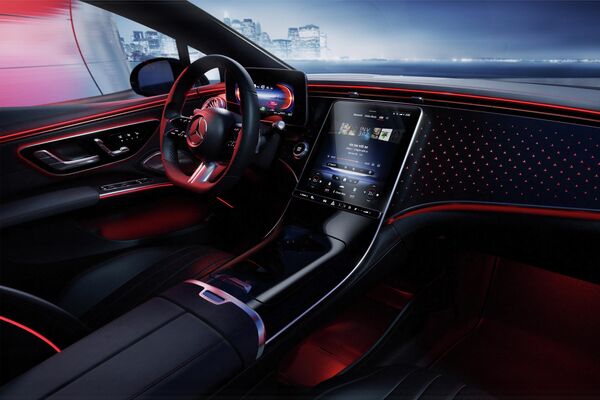 El interior del Mercedes EQS con un panel básico - Sputnik Mundo