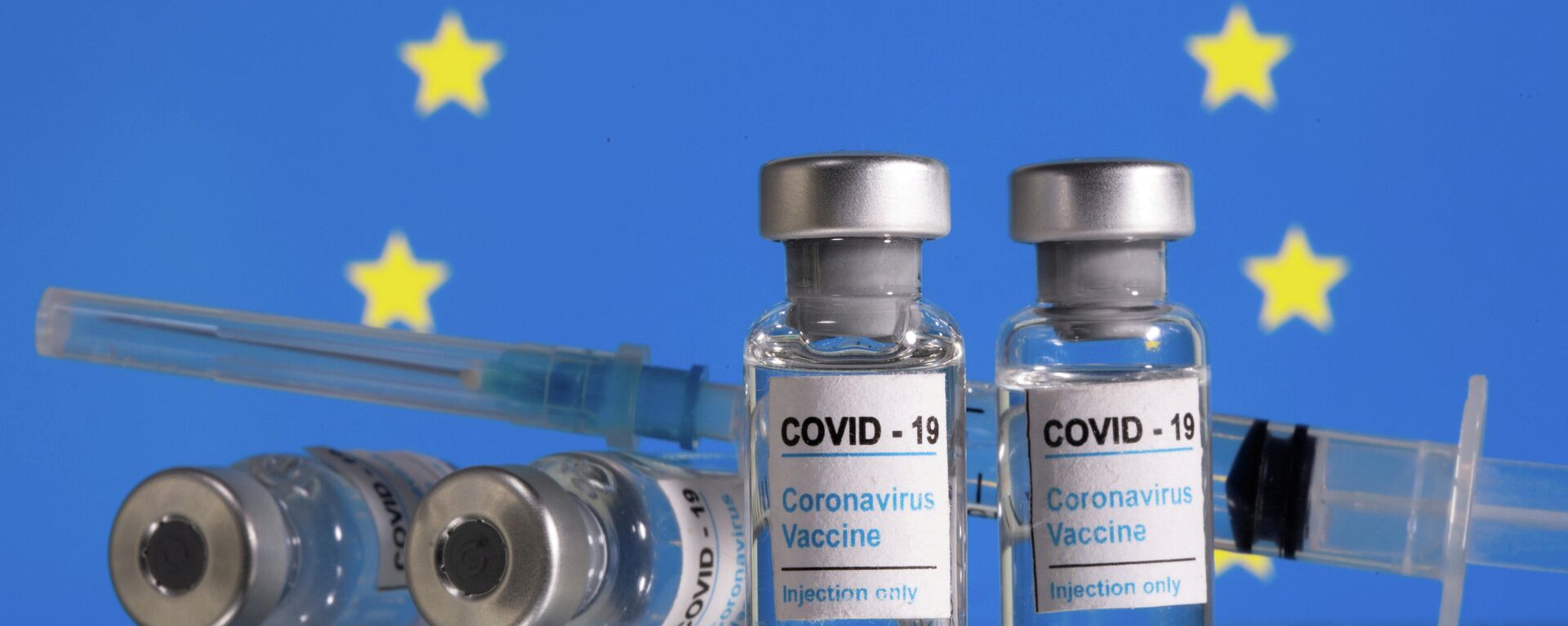 Viales con vacunas contra COVID-19 con la bandera de la UE de fondo - Sputnik Mundo, 1920, 28.03.2021