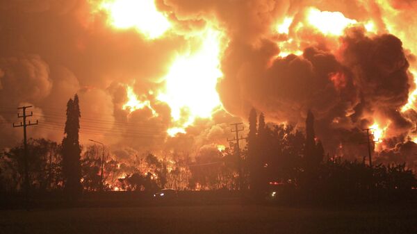 Explosión en la refinería de petróleo de Balongan, indonesia - Sputnik Mundo