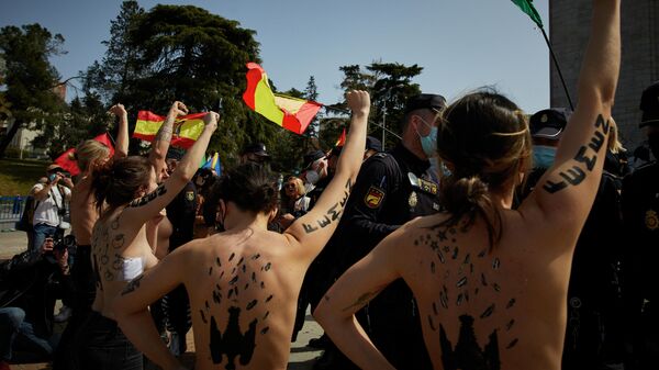 Activistas de FEMEN durante la irrupción en un acto del franquismo - Sputnik Mundo