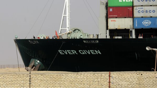 El buque de carga Ever Given, encallado en el canal de Suez - Sputnik Mundo