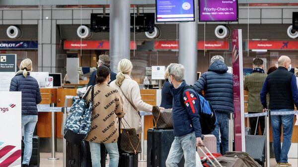 Pasajeros en el aeropuerto de Hamburgo, Alemania, se preparan para ir a Palma de Mallorca. 14 de marzo de 2021. - Sputnik Mundo