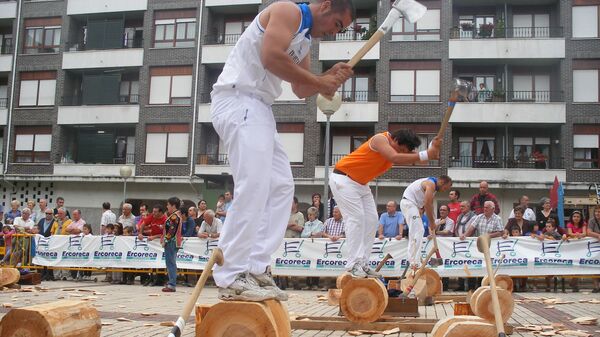 'Aizkolari' en una competición de cortar madera en el País Vasco - Sputnik Mundo