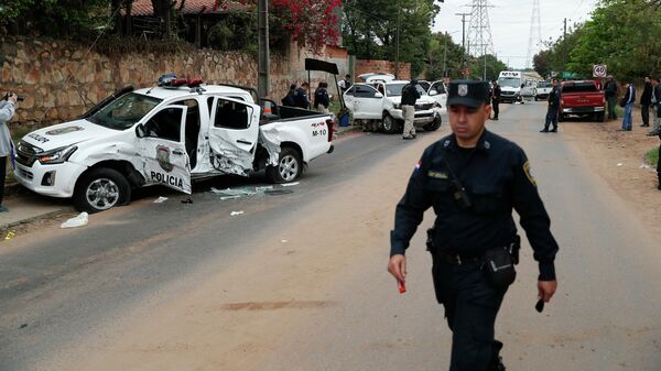 Camioneta policial destrozada tras el ataque de un grupo criminal para liberar al líder narco Teófilo Samudio (archivo) - Sputnik Mundo