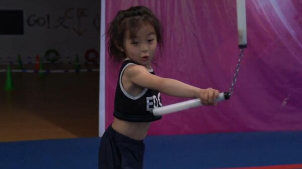 Una niña china domina las artes marciales  - Sputnik Mundo