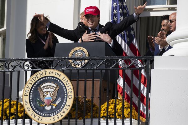 El 45 presidente de Estados Unidos, Donald Trump, y el jugador de béisbol de los Washington Nationals Kurt Suzuki en una recepción en la Casa Blanca, 2019.  - Sputnik Mundo