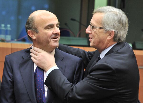 El exministro de Economía español Luis De Guindos (izquierda) y el entonces primer ministro luxemburgués y expresidente del Eurogrupo, Jean-Claude Juncker, antes de la reunión de la Eurozona en la sede de la UE en Bruselas, 2012.  - Sputnik Mundo