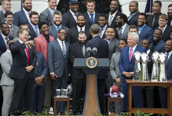 Bill Belichick (izquierda), el entrenador jefe de los New England Patriots, ganadores de la Super Bowl XLIX en el fútbol americano, intercambia bromas con el 44 presidente de Estados Unidos, Barack Obama, durante una reunión en el Jardín Sur de la Casa Blanca en Washington, 2015.  - Sputnik Mundo