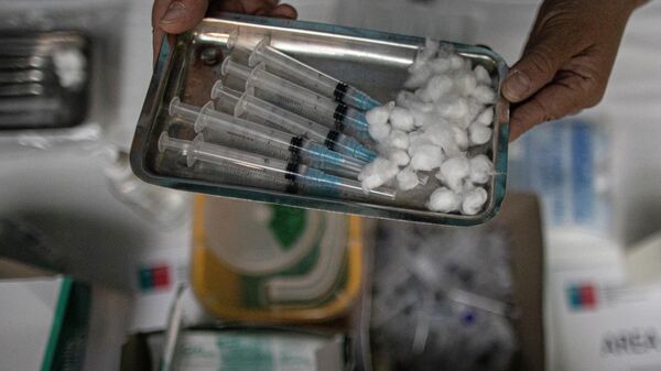 Jeringas con vacunas de Pfizer en Santiago de Chile - Sputnik Mundo