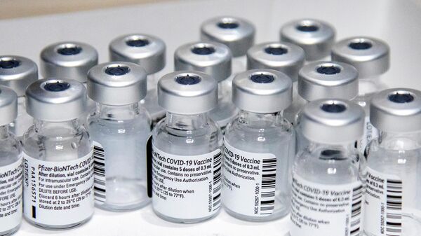 Viales de la vacuna de Pfizer-BioNTech - Sputnik Mundo