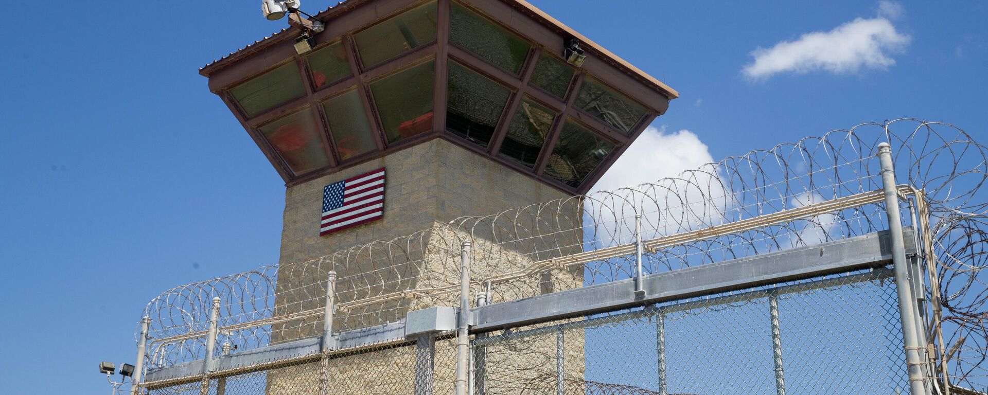Torre de control del Campo 6 del centro de detención que tiene en la Bahía de Guantánamo - Sputnik Mundo, 1920, 05.04.2021