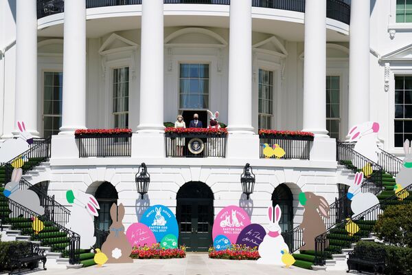 El presidente de EEUU, Joe Biden, con la primera dama, Jill Biden, y una persona disfrazada de conejo de Pascua en el balcón de la habitación azul de la Casa Blanca. - Sputnik Mundo
