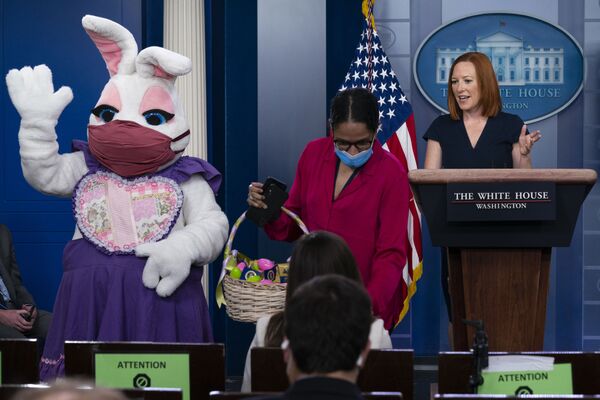 La portavoz de la Casa Blanca, Jen Psaki, pronuncia un discurso mientras el conejo de Pascua visita la sala de conferencias para repartir huevos durante una sesión informativa celebrada en la Casa Blanca. - Sputnik Mundo