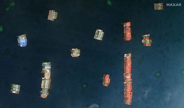 Un conjunto de embarcaciones pesqueras en el arrecife Whitsun, al que Manila se refiere como arrecife de Julián Felipe, en una imagen satelital de la compañía Maxar tomada el 23 de marzo de 2021. - Sputnik Mundo