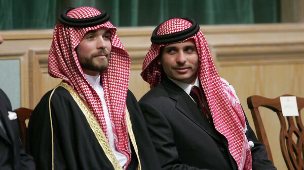 El príncipe Hamza Bin Hussein, a la derecha, y el príncipe Hashem Bin Hussein, a la izquierda, medio hermanos del rey Abdalá II de Jordania - Sputnik Mundo